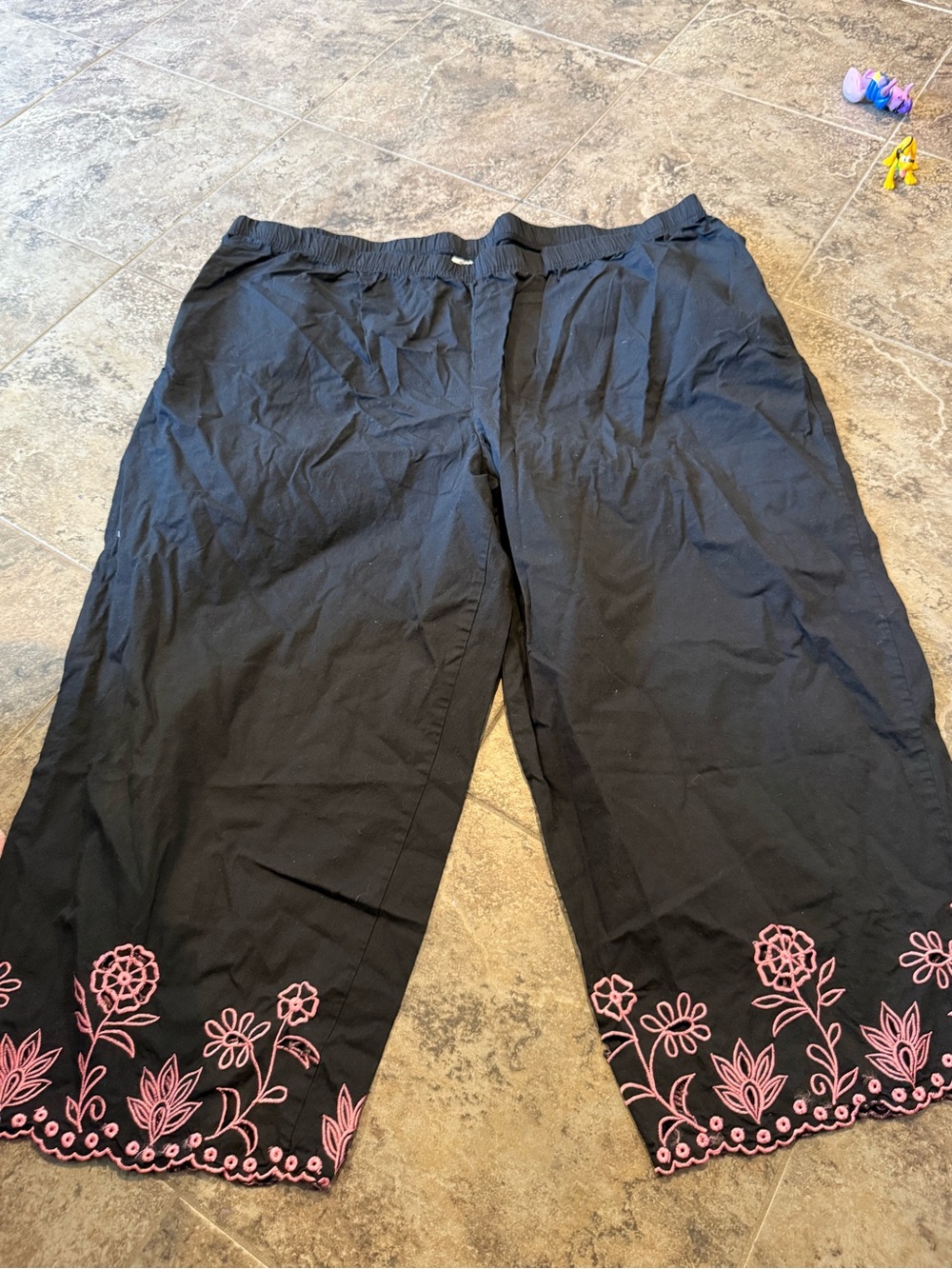 🍒Black Women's Cropped Pants with Pink Embroidered Hem
